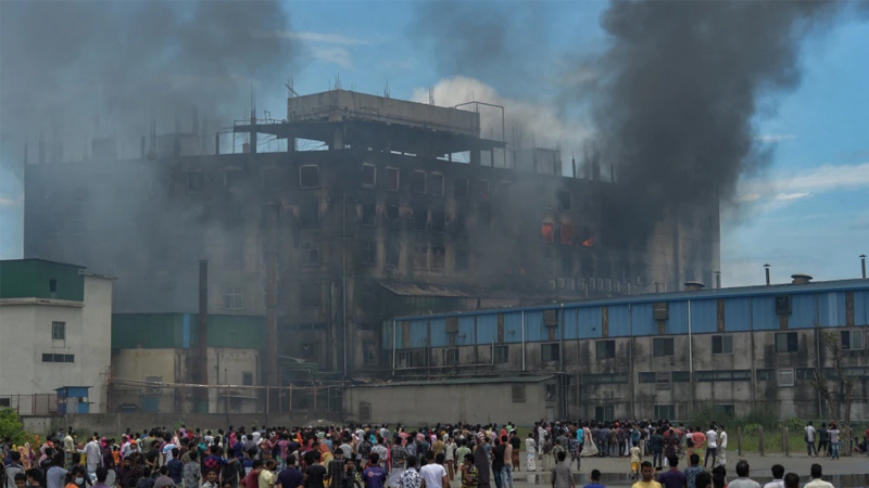 Cháy nhà máy ở Bangladesh, 52 người chết, nhiều người có thể bị mắc kẹt