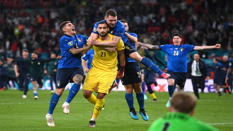 Italy nâng Cup trên sân Wembley