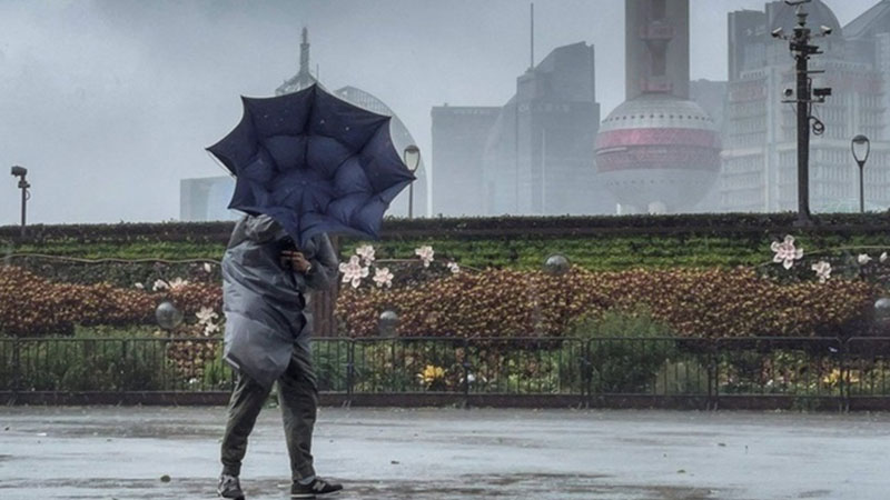 Thượng Hải tê liệt khi bão In-Fa đổ bộ
