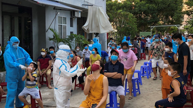 Giáng chức phó chánh văn phòng Đoàn ĐBQH – HĐND Đà Nẵng ‘gạt tay trúng mặt’ nhân viên y tế