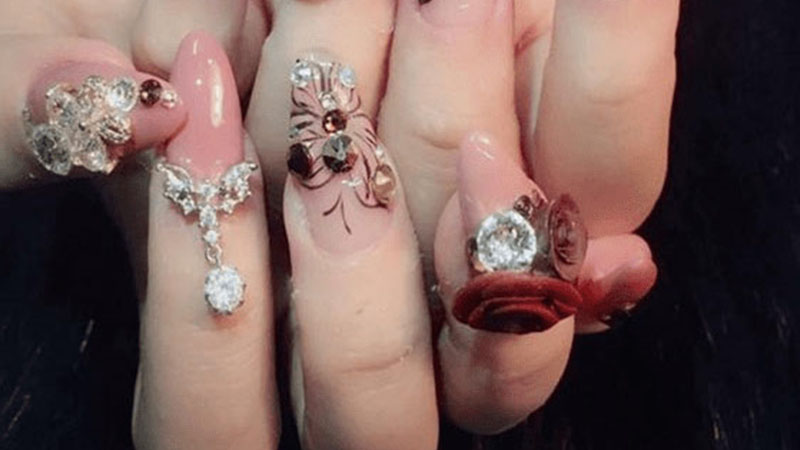 Mẫu nail đính đá, đính hoa đẹp cho mùa thu