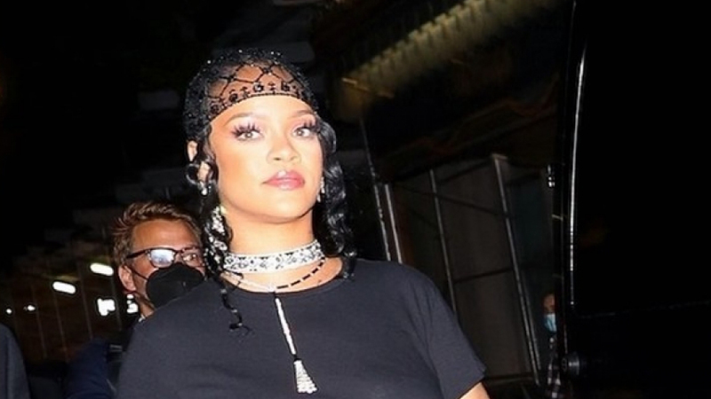 Rihanna phối đồ độc lạ với trang sức đắt giá dự sự kiện