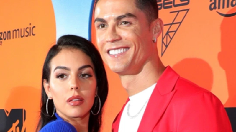 Ronaldo bị tố lên giường với Natacha Rodrigues khi bạn gái bầu bí