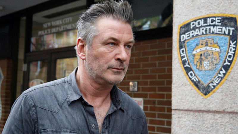 Tài tử bắn chết người ở phim trường Alec Baldwin: Chú vợ Justin Bieber, dính vô số phốt và đời tư ồn ào bên 2 đời vợ, 7 đứa con
