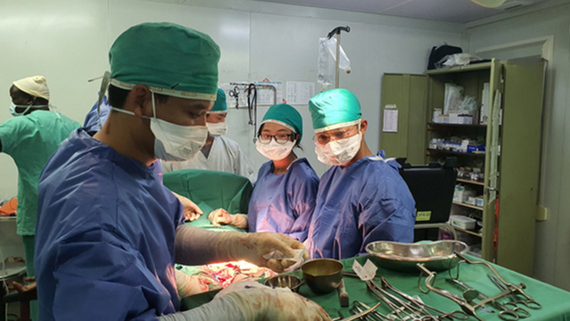 Bác sĩ ‘mũ nồi xanh’ Việt Nam mổ cứu thai nhi Nam Sudan bằng kỹ thuật khó