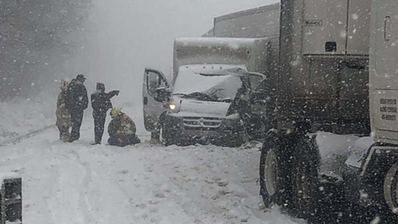 Bão mùa đông gây hàng trăm vụ tai nạn giao thông ở Mỹ