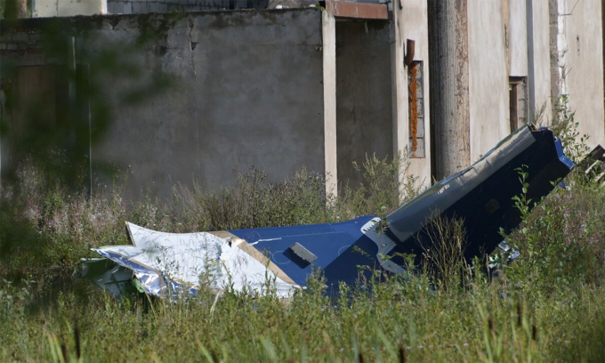 Mảnh vỡ của máy bay nghi chở lãnh đạo tập đoàn Wagner rơi tại tỉnh Tver, Nga ngày 23/8. Ảnh: RIA Novosti